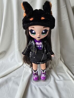 Na Na Na Surprise Teens Rebel Dare Fashion Doll Large Stand